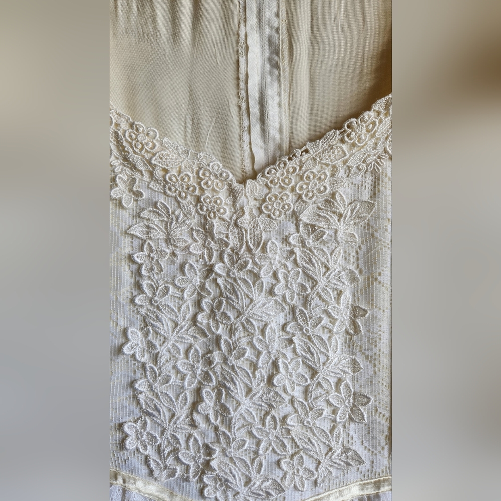 Authentic 1970's Gunne Sax dress from the Romantic Renaissance Bridal Collection - Picture 4 of 11